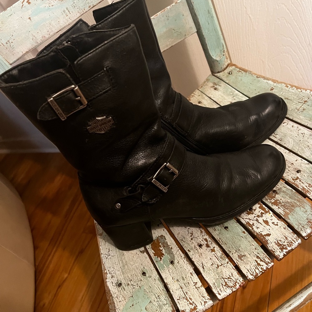 Very cool women’s motorcycle boots. They look great!In good condition.